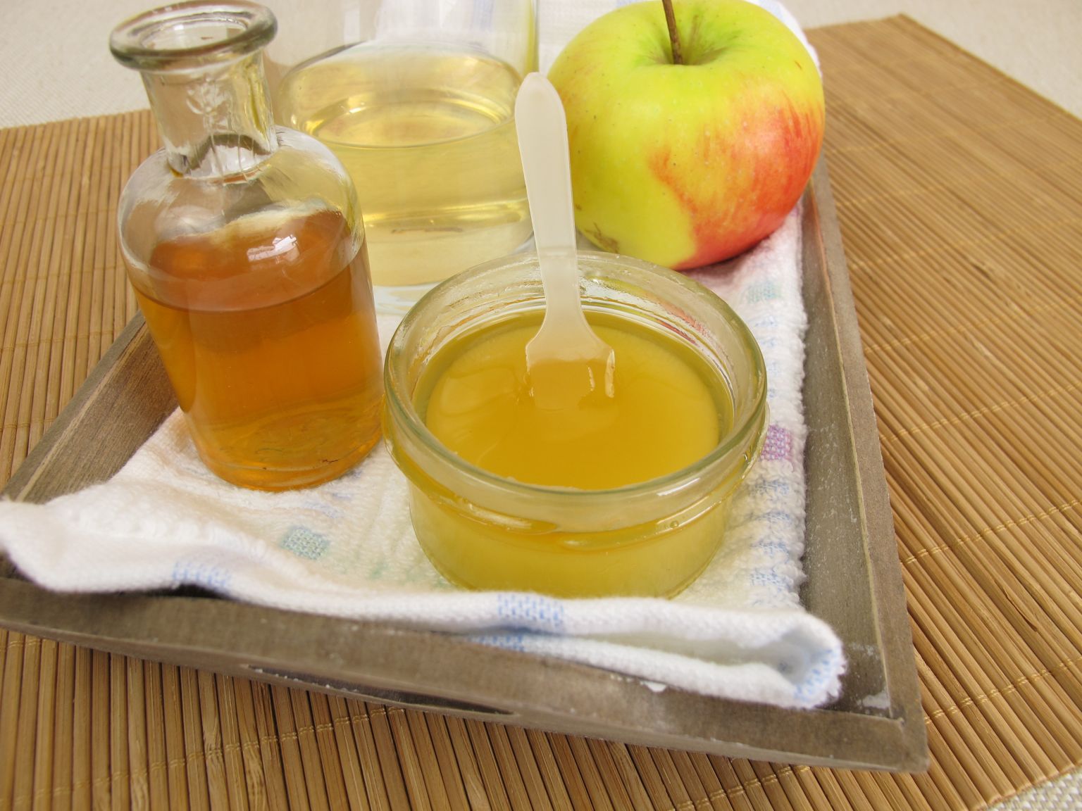 Пить уксус с медом. Яблочный уксус и мед. Яблочный сок с медом. Мэд с яблочным уксусом. Маска для волос с яблочным уксусом и медом.